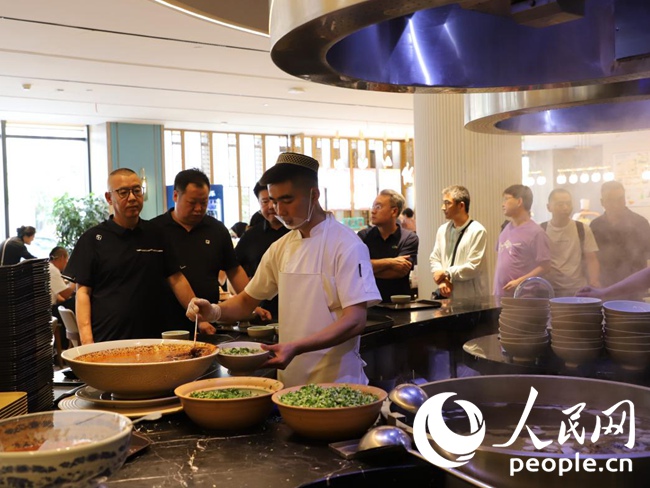 清晨,排队吃牛肉面的人群。人民网记者 黄帆摄