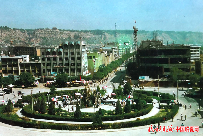 700大 这是1990年前的临夏市中心广场（资料图）.jpg